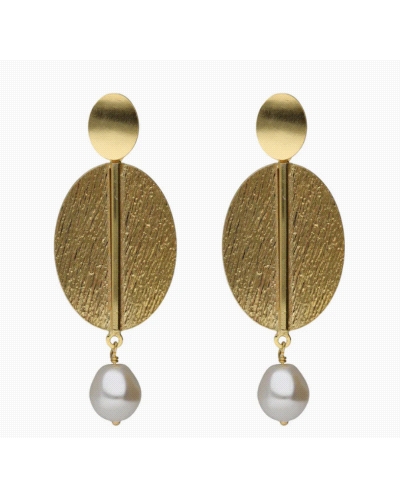 Pendientes largos con perla barroca de Plata de Ley con baño de oro. Tamaño del motivo de 5cm x 1,8cm en forma de oval. Tamaño d