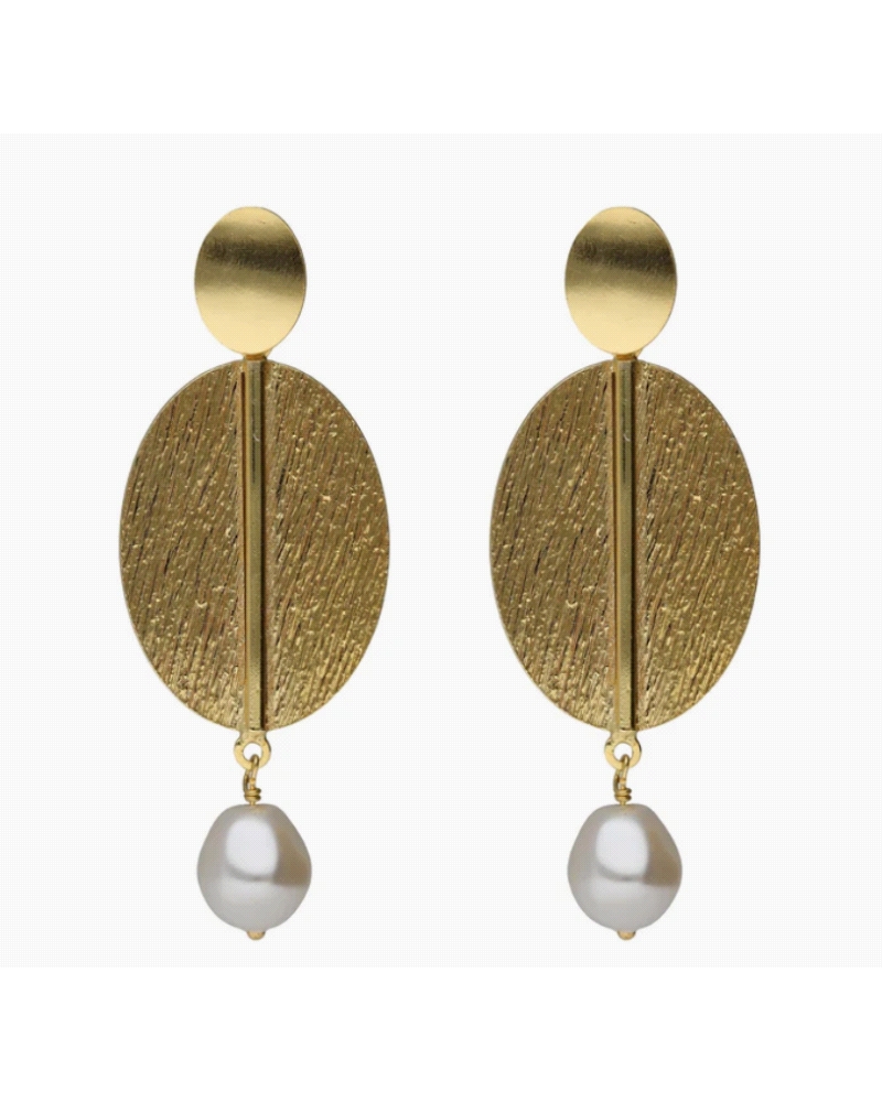 Pendientes largos con perla barroca de Plata de Ley con baño de oro. Tamaño del motivo de 5cm x 1,8cm en forma de oval. Tamaño d