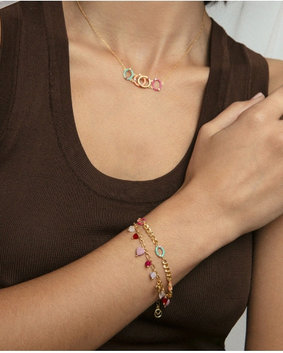 Esta pulsera de plata de primera ley con baño de oro destaca por su diseño lleno de color y elegancia. Los círculos adornados co
