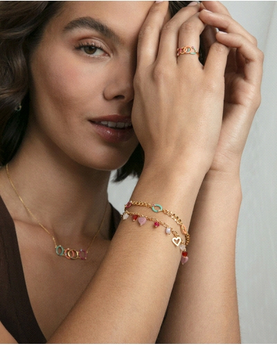 Esta pulsera de plata de primera ley con baño de oro destaca por su diseño lleno de color y elegancia. Los círculos adornados co