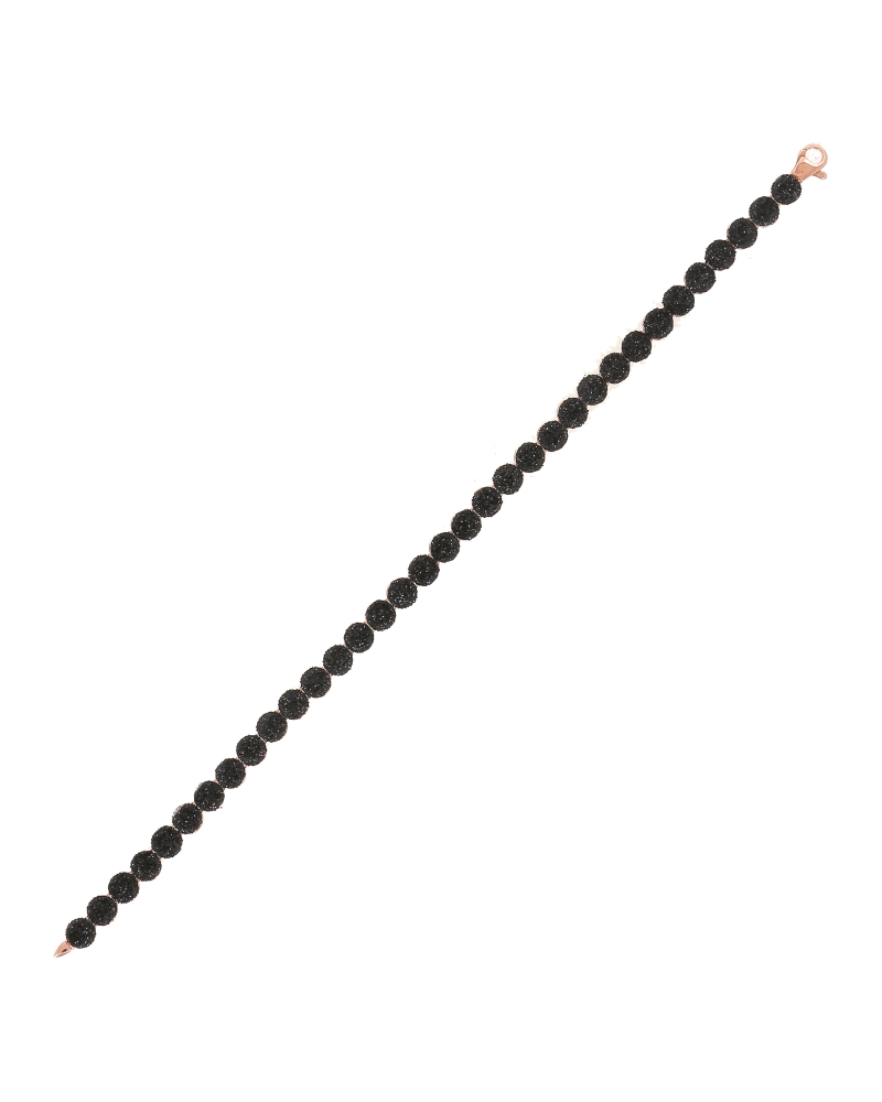 ¿Cómo dar un nuevo impulso a una joya icónica como el brazalete tennis? Revistiéndolo con el glamour deslumbrante de la Polvere 
