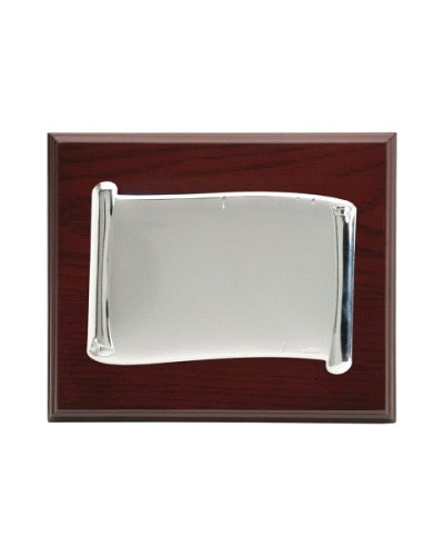 Placa de plata de 23x19 con diseño tipo pergamino bilaminado de 17x12. Una pieza elegante y cuidada, ideal para grabaciones pers