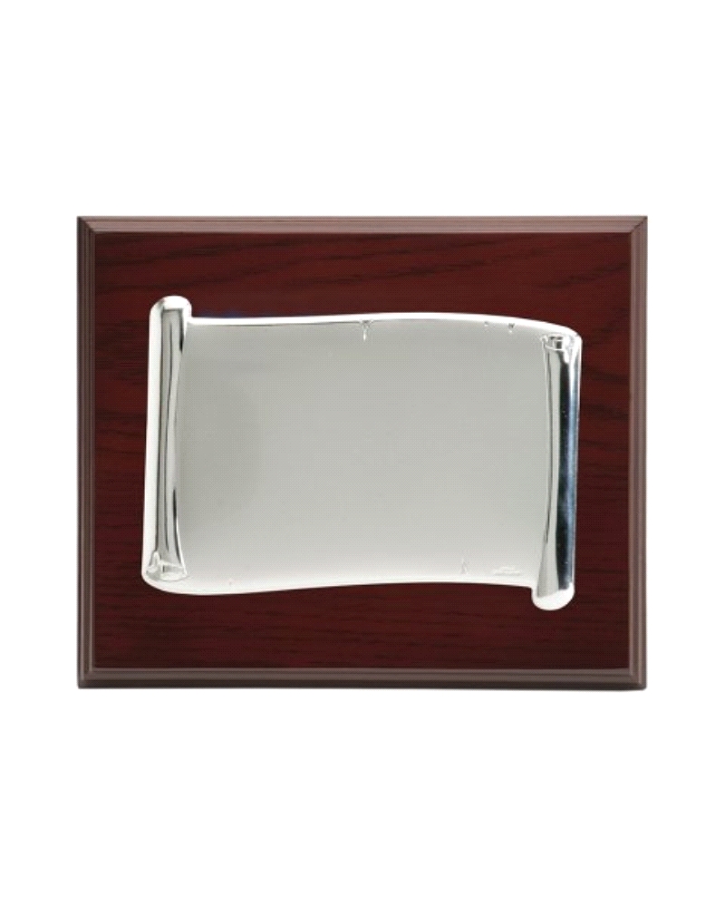 Placa de plata de 23x19 con diseño tipo pergamino bilaminado de 17x12. Una pieza elegante y cuidada, ideal para grabaciones pers