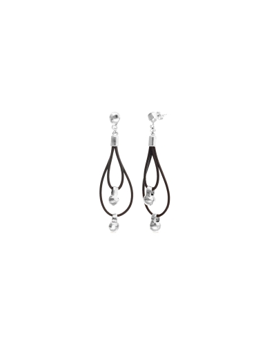 Estos pendientes bañados en plata exploran la forma y el volumen a través del movimiento natural del cuero. Los cordones, flexib