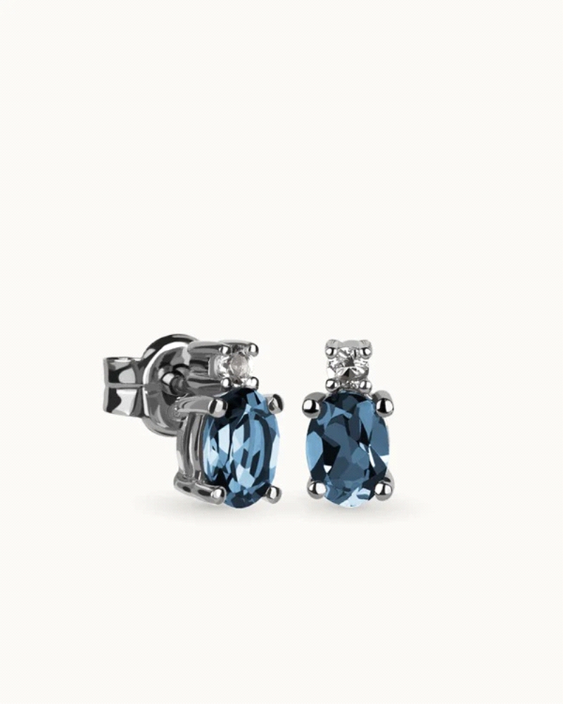 Pendientes en plata de ley rodiada con dos topacios london blue en talla oval 7x5mm y dos topacios blancos.