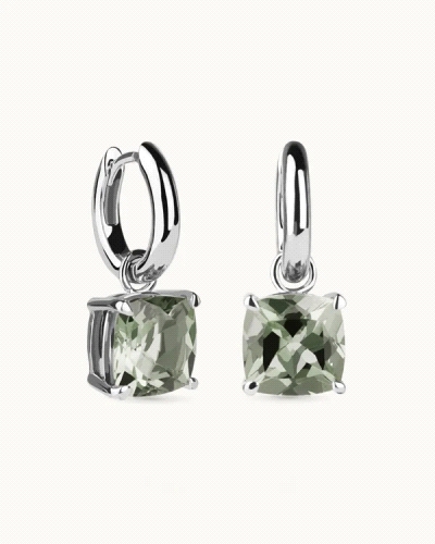 Pendientes Luxe en plata de ley con amatista verde en talla cushion.
Metal: Plata de ley con doble baño de platino y rodio.
Pi