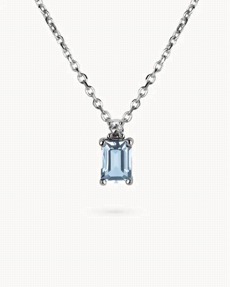 Collar en plata de ley rodiada con topacio sky en talla octogonal 7x5mm y topacio blanco.

