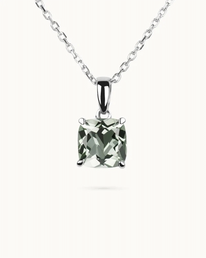 Collar Luxe en plata de ley con amatista verde en talla cushion.
Metal: Plata de ley con doble baño de platino y rodio.
Cadena