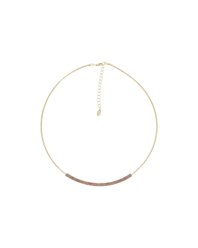 Delicada gargantilla de Pesavento bañada en oro amarillo con un diseño minimalista y contemporáneo. Presenta una barra central y