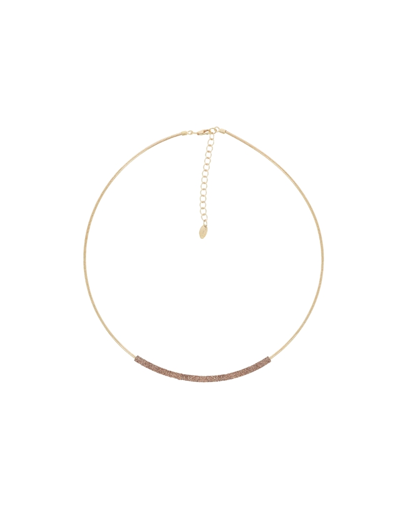 Delicada gargantilla de Pesavento bañada en oro amarillo con un diseño minimalista y contemporáneo. Presenta una barra central y