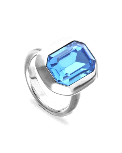 Espectacular anillo con gran cristal azul facetado en talla llamada esmeralda, fabricado en metal bañado en plata.