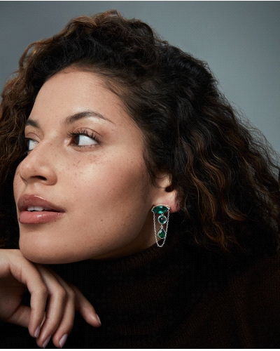 Pendientes en acero chapado en plata 999 con cristales azules y verdes que aportan brillo y color. Su cadena colgante crea un ef