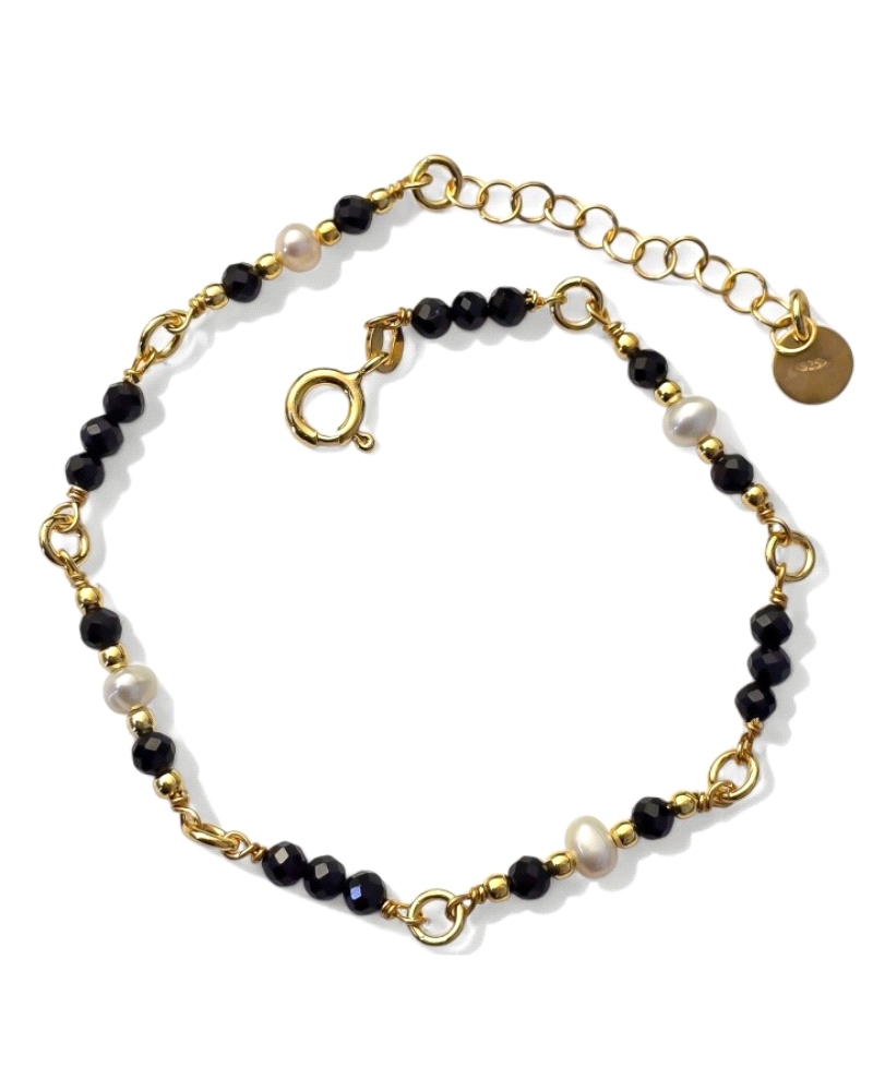Pulsera de plata chapada con piedras naturales de color negro y perlas.