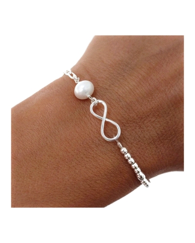 Pulsera de plata con el símbolo del infinito y una perla.