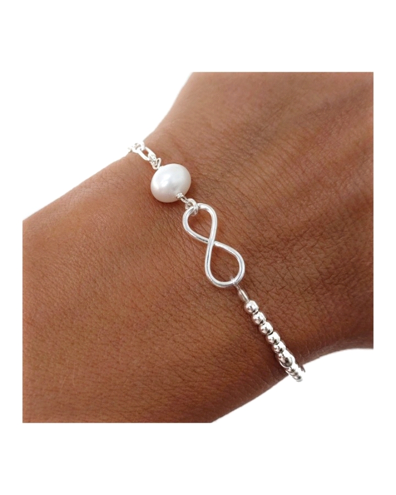Pulsera de plata con el símbolo del infinito y una perla.