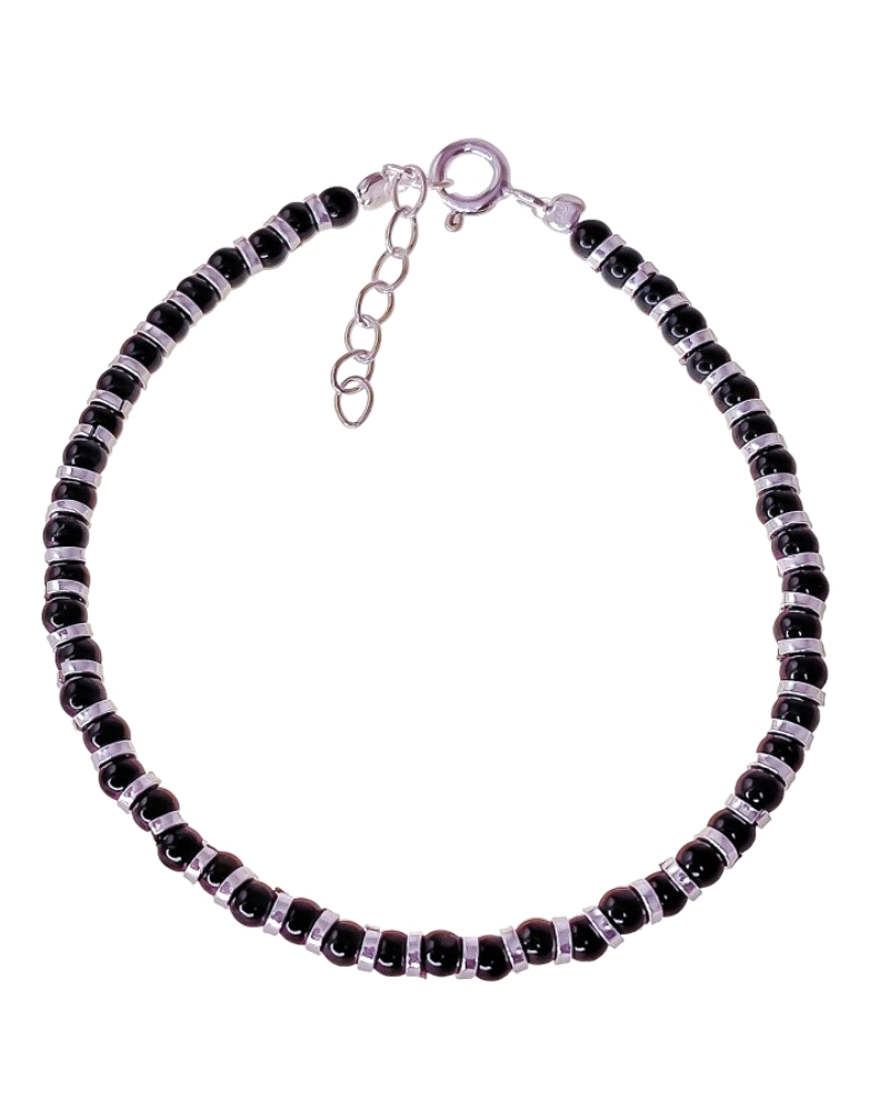 Pulsera de plata con piedras de color.