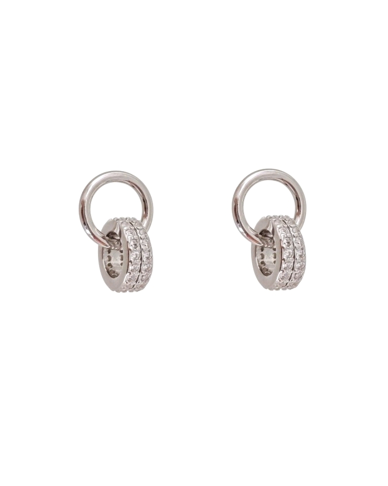 Pendiente de plata de ley 925 rodiado, un aro ( 7.5mm ) en presión y otro aro ( 7mm ) con piedras circonitas de microengaste.
