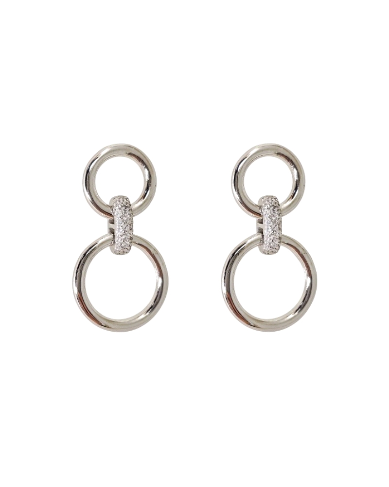 Pendiente de plata de ley 925 rodiado con motivos de aro de 10mm en presión y aro de 13mm. Largo total del pendiente 23mm.