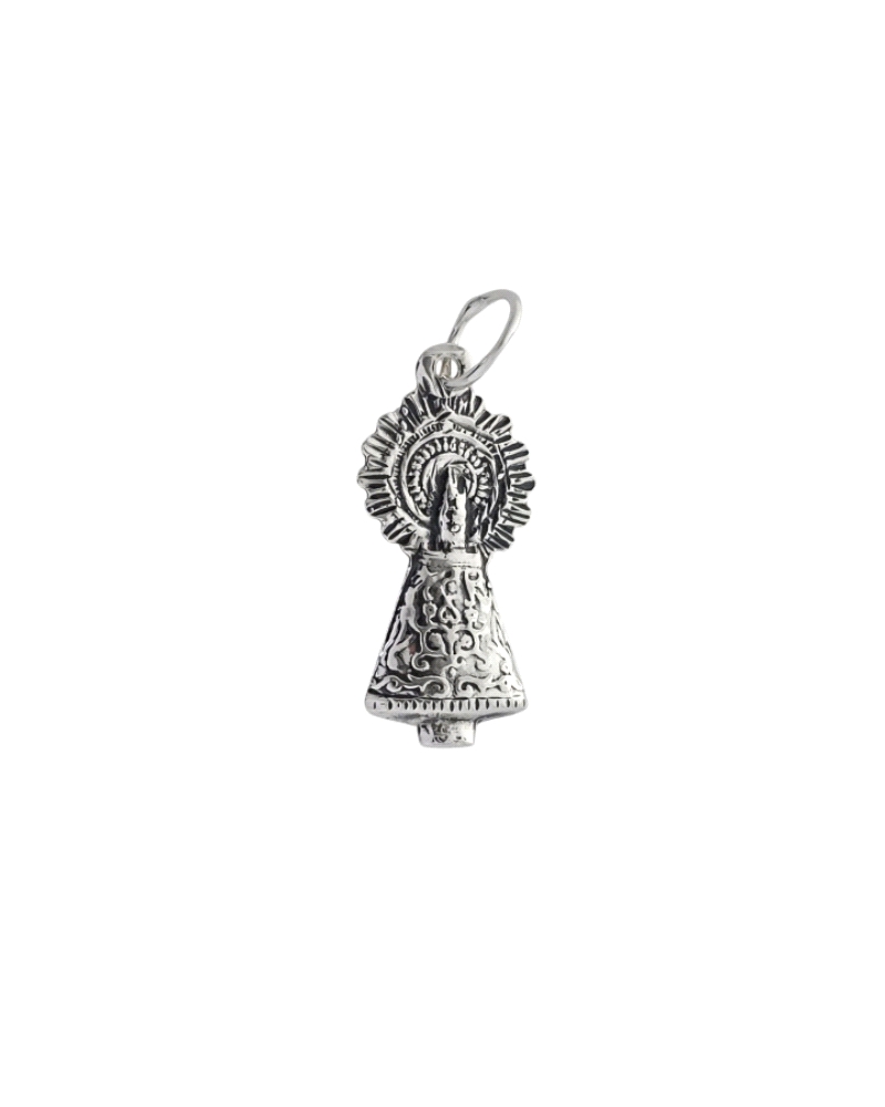 Colgante de plata de ley de la Virgen del Pilar tamaño pequeño, 2.5 cm largo.