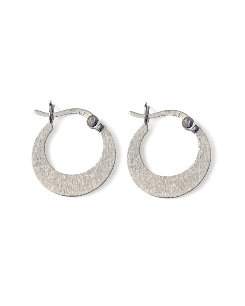 Aro mate de plata de ley 925. La forma más sencilla de añadir un toque sofisticado a tu look.