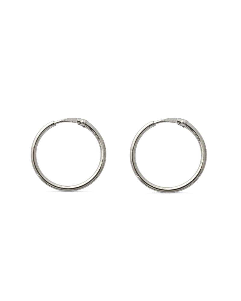 Aro de plata de ley 925 de 1.5mm de grosor y 16 mm de diámetro. Un básico elegante que nunca pasa de moda y combina con todo.