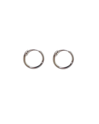 Aro de plata de ley 925 de 1.5mm de grosor y 10mm de diámetro. Un básico elegante que nunca pasa de moda y combina con todo.