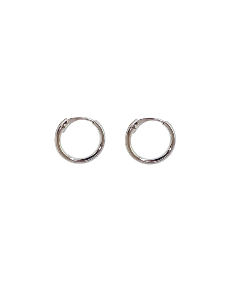 Aro de plata de ley 925 de 1.5mm de grosor y 10mm de diámetro. Un básico elegante que nunca pasa de moda y combina con todo.
