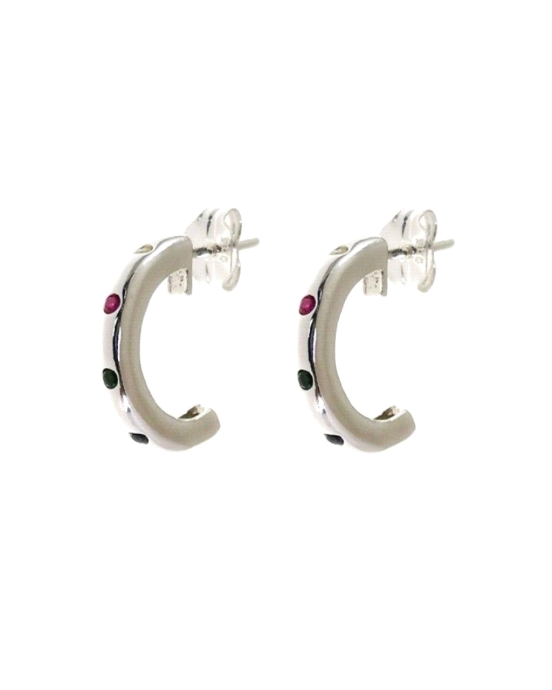Pendientes de medio aro de 15mm y 4mm de ancho en presión con motivo de piedras en color. Un accesorio pensado para completar tu