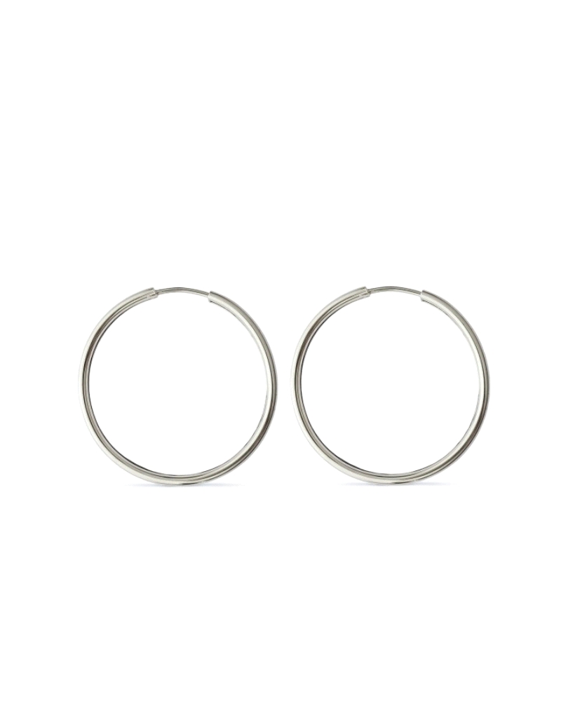 Aro de plata de ley 925 de 2mm de grosor y 20mm de diámetro interior. Un básico elegante que nunca pasa de moda y combina con to