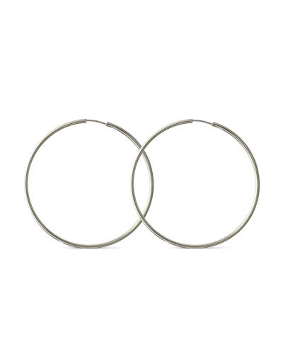 Pendientes de aro fino de plata de ley con 35mm de diámetro. Un básico elegante que nunca pasa de moda y combina con todo.