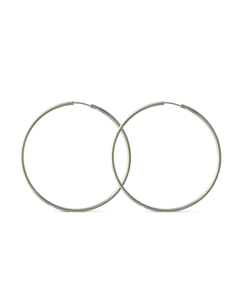 Pendientes de aro fino de plata de ley con 35mm de diámetro. Un básico elegante que nunca pasa de moda y combina con todo.