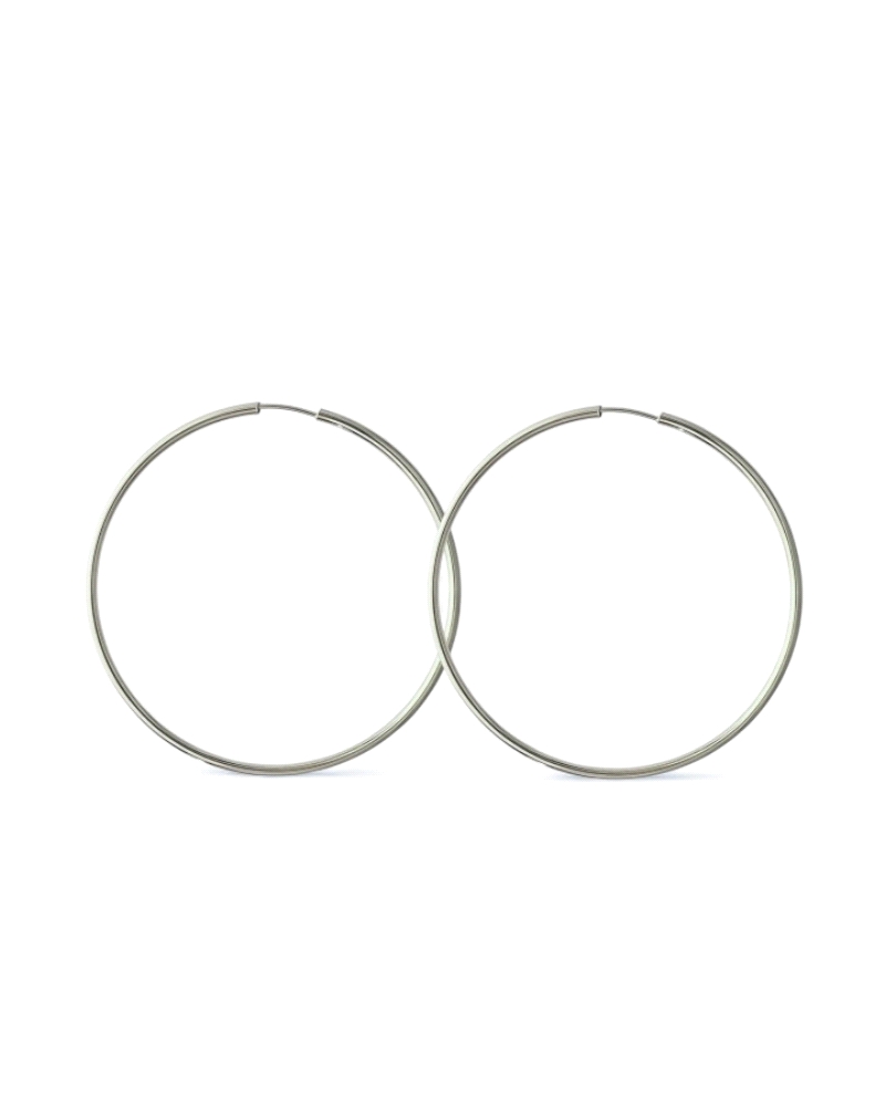Pendientes de aro fino de plata de ley de 30mm de diámetro. Un básico elegante que nunca pasa de moda y combina con todo.