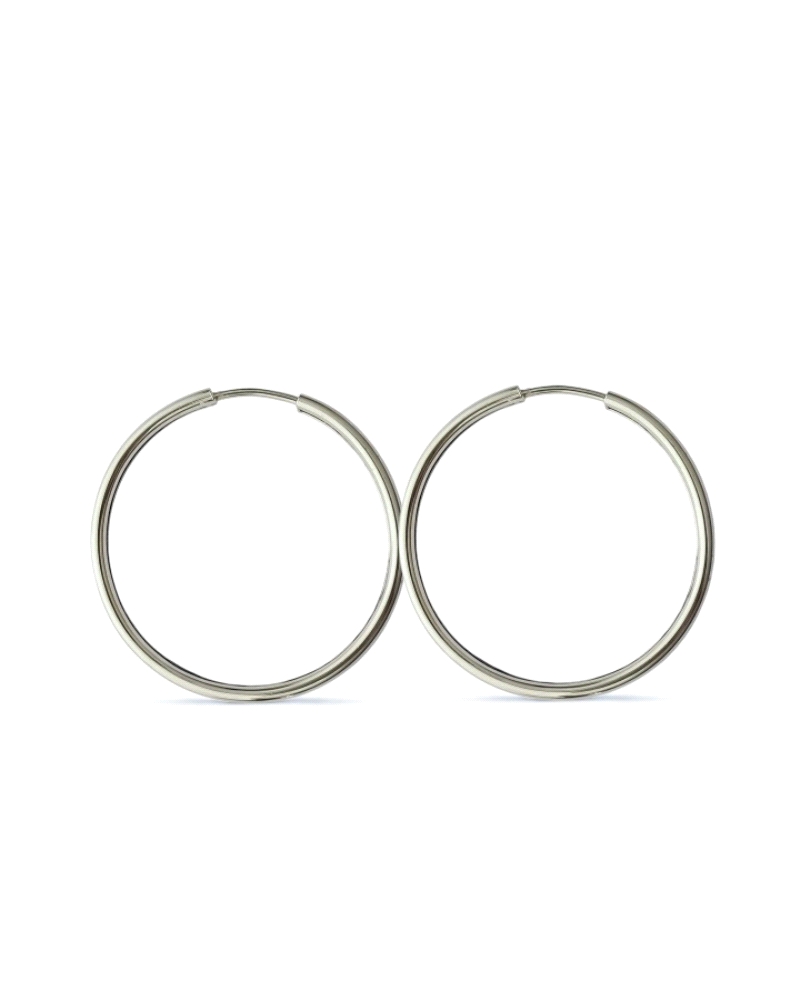 Pendientes de aro fino de plata de ley con 25mm de diámetro. Un básico elegante que nunca pasa de moda y combina con todo.