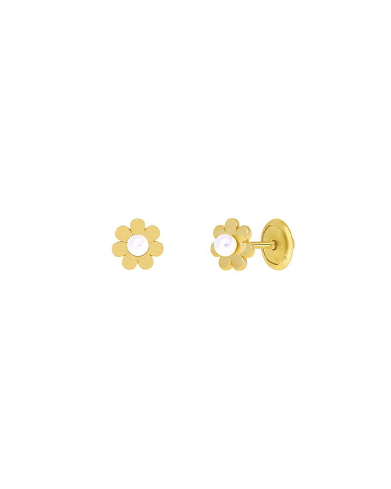 Pendiente flor con perla en plata de ley 925 bañada en oro de 18k. Cierre de rosca. Medida flor 6 mm. Delicado y elegante, perfe